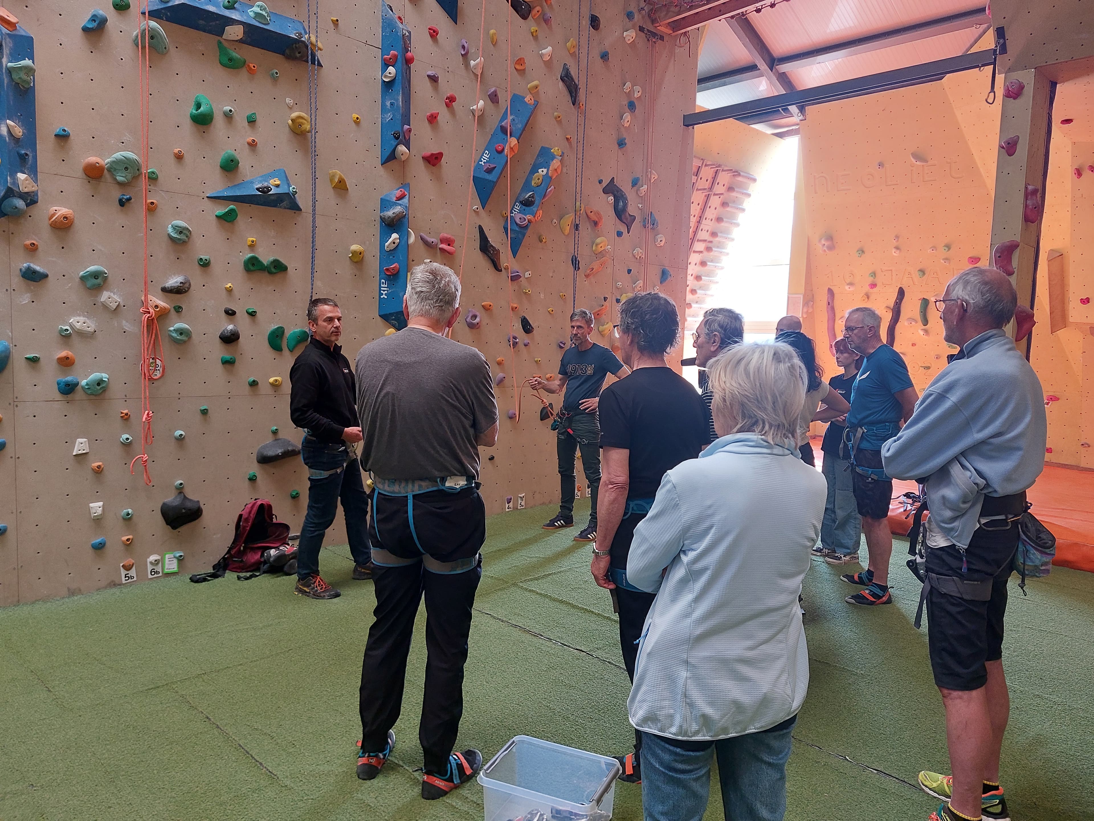 Zorgverlener begeleidt klimmer