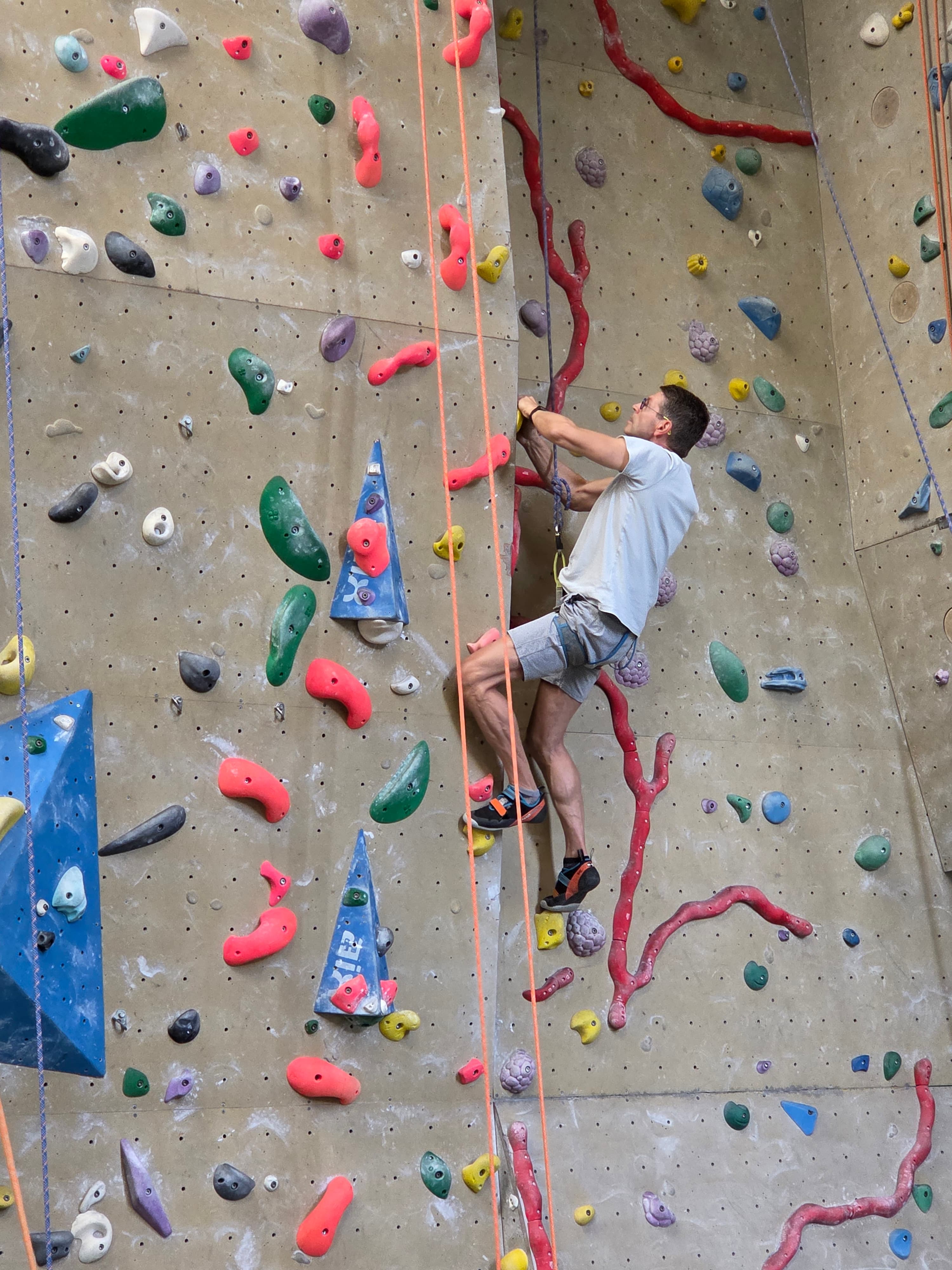 Vrijwilligers helpen klimmers in de klimhal